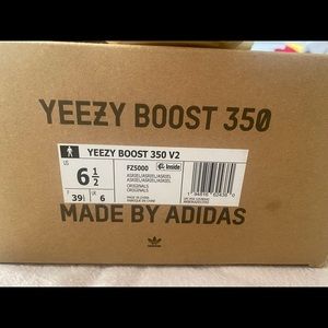 Brand new yeezy’s boost 350 v2, only worn a couple times, extra laces, org. box